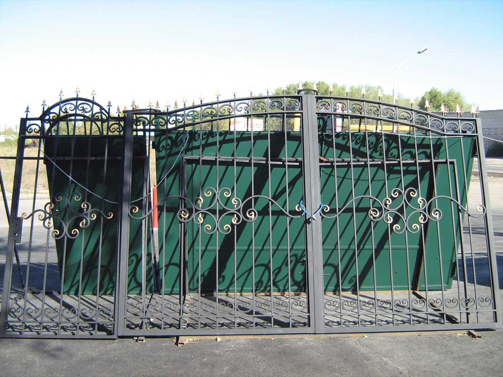 Забор купить орел. Кованые ворота Ишеева. Забор и ворота из металла. Кованые ворота с калиткой. Металлический забор с воротами.